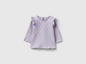 Camiseta con volantes y flores