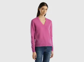 Jersey con escote de pico rosa oscuro de pura lana merina